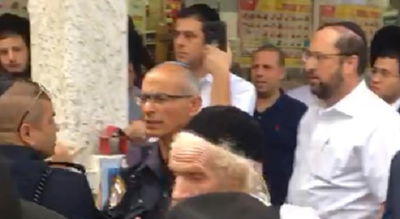 צעיר הציג שלט תועבה במרכז בני ברק • צפו במהומה