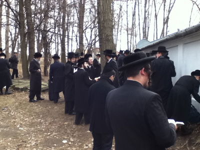 תפילות ליד אוהל ה'נועם אלימלך'. ארכיון