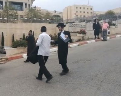 קיצונים הפגינו מול המרכז האקדמי לב • צפו