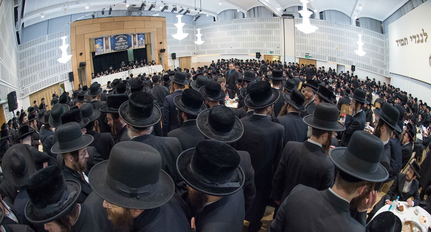 לונדון: אדמו"רים ורבנים בדינר לכולל • צפו