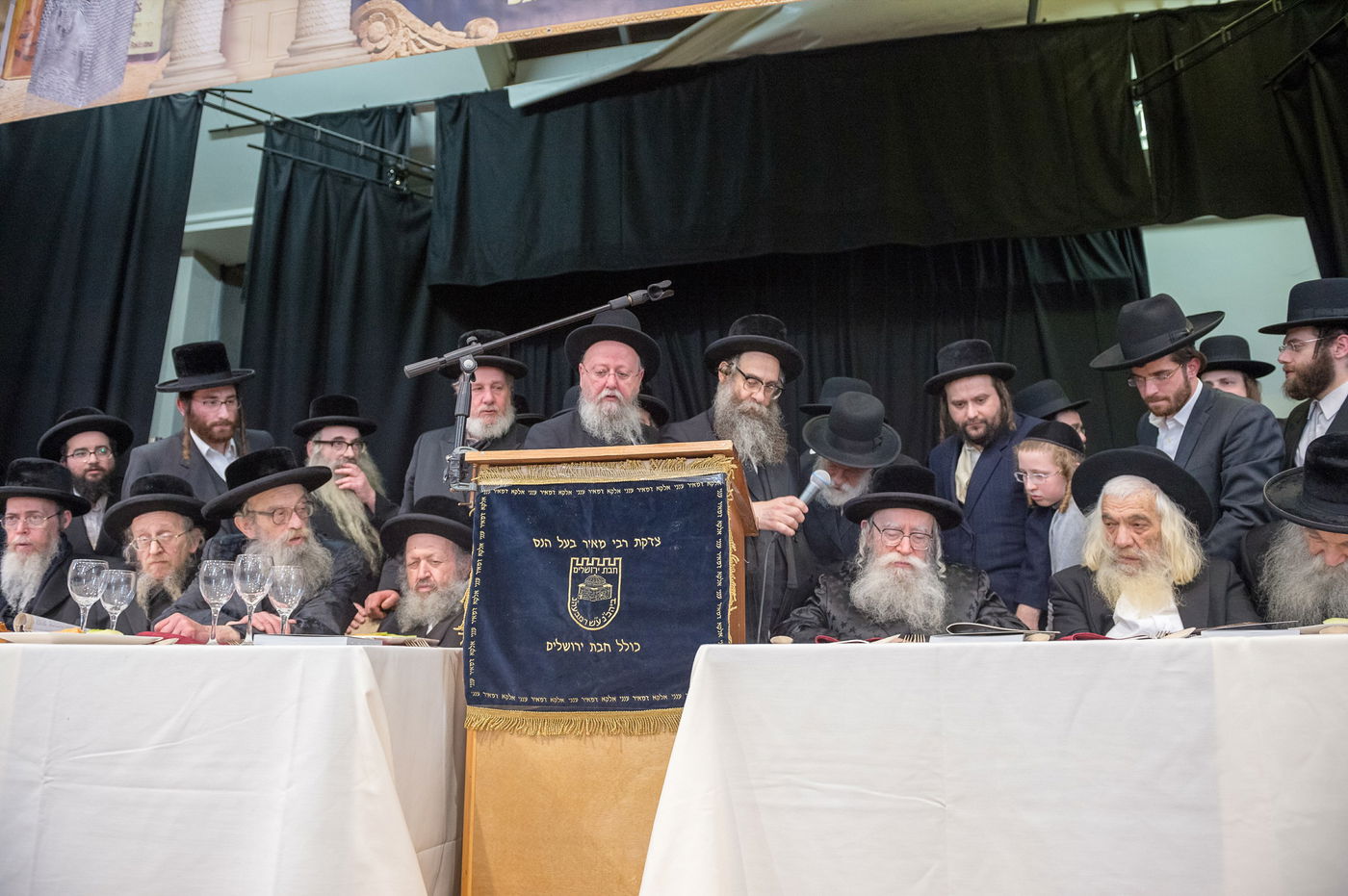 לונדון: אדמו"רים ורבנים בדינר לכולל • צפו