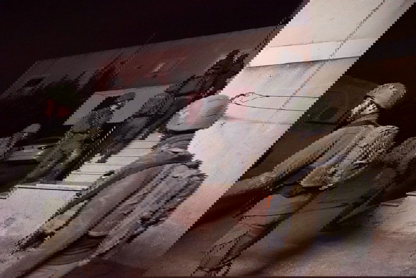 כוחות צה"ל פועלים בכפרו של המחבל • צפו