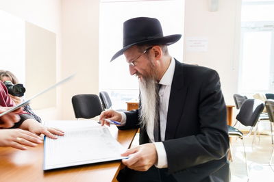 צפו: הגר"ב לאזאר הצביע בבחירות ברוסיה