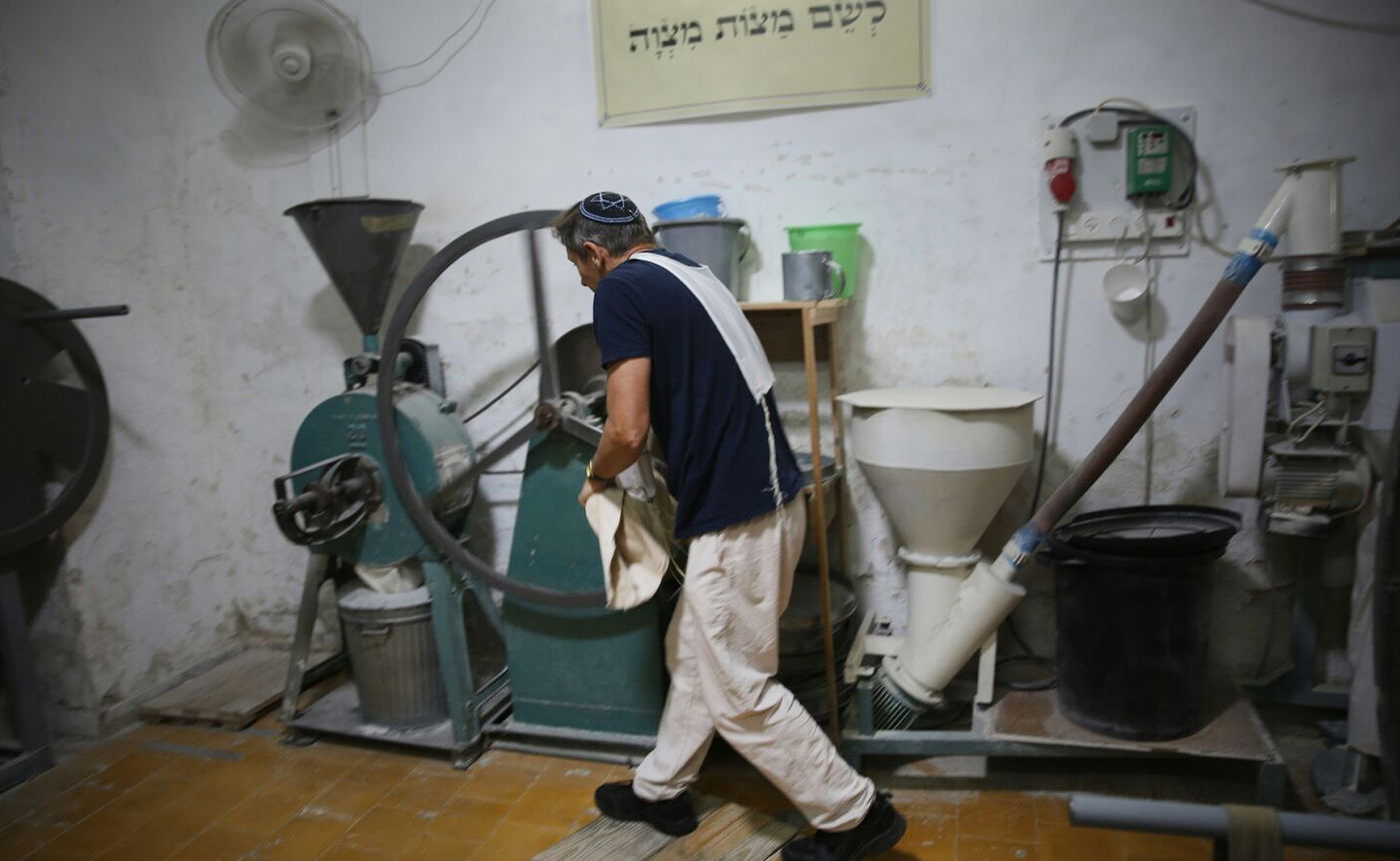 פעילות גופנית בערב פסח: טחינת חיטים למצות