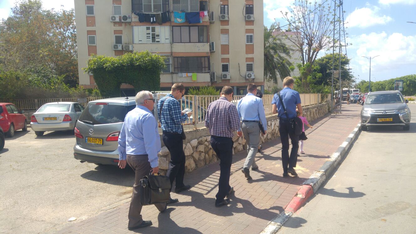 צוות מיסיונרים ברחובות קרית מלאכי.