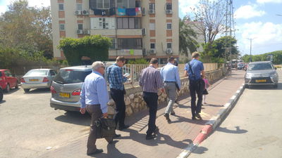 צוות מיסיונרים ברחובות קרית מלאכי.