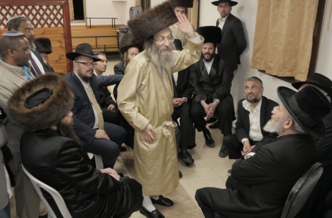 צפו: רבנים ואישי ציבור מנחמים את משה אבוטבול