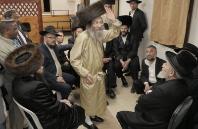 צפו: רבנים ואישי ציבור מנחמים את משה אבוטבול