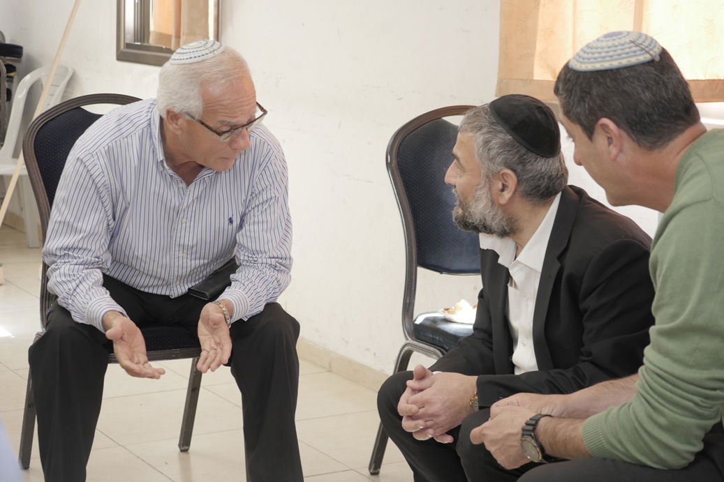 צפו: רבנים ואישי ציבור מנחמים את משה אבוטבול