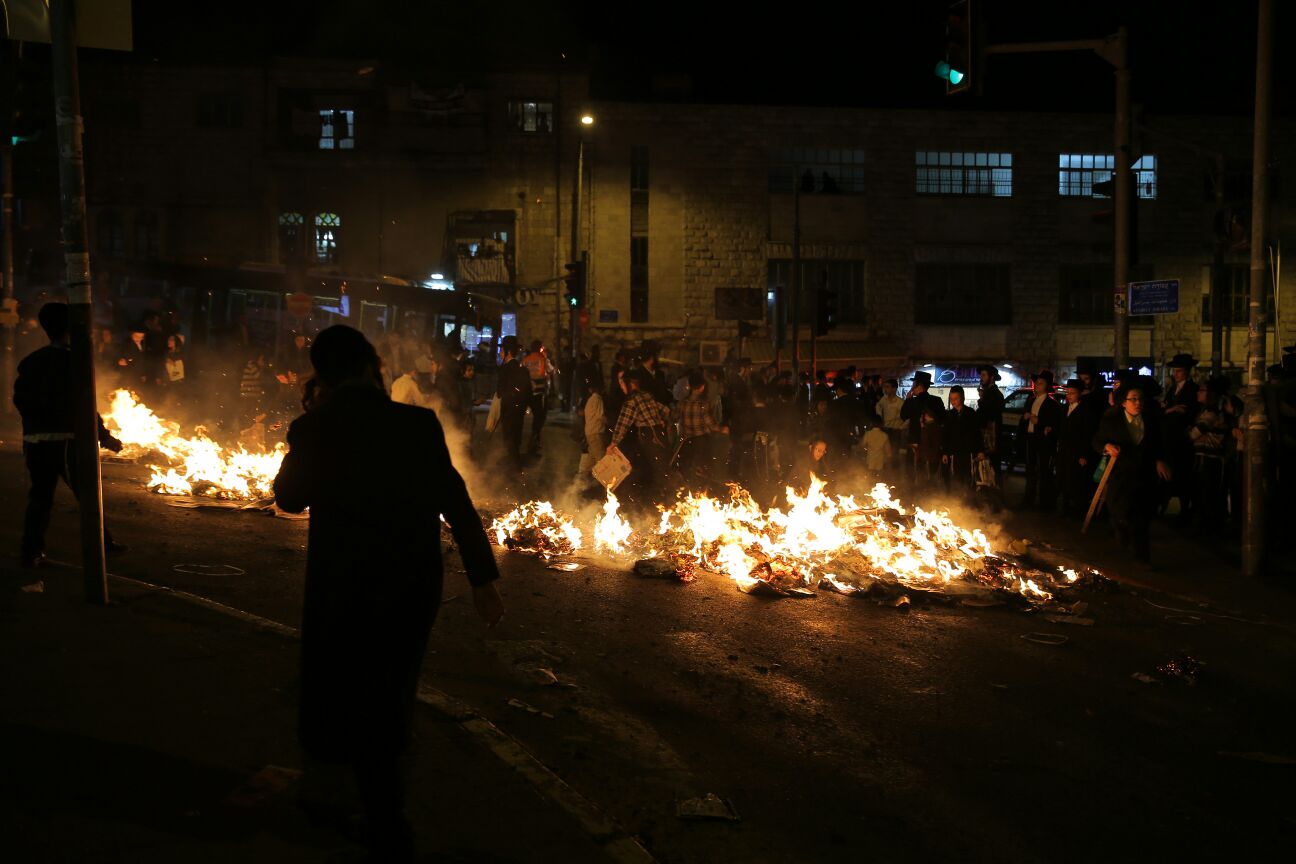 עשרות קיצונים חרדים העלו באש בובת חייל במאה שערים