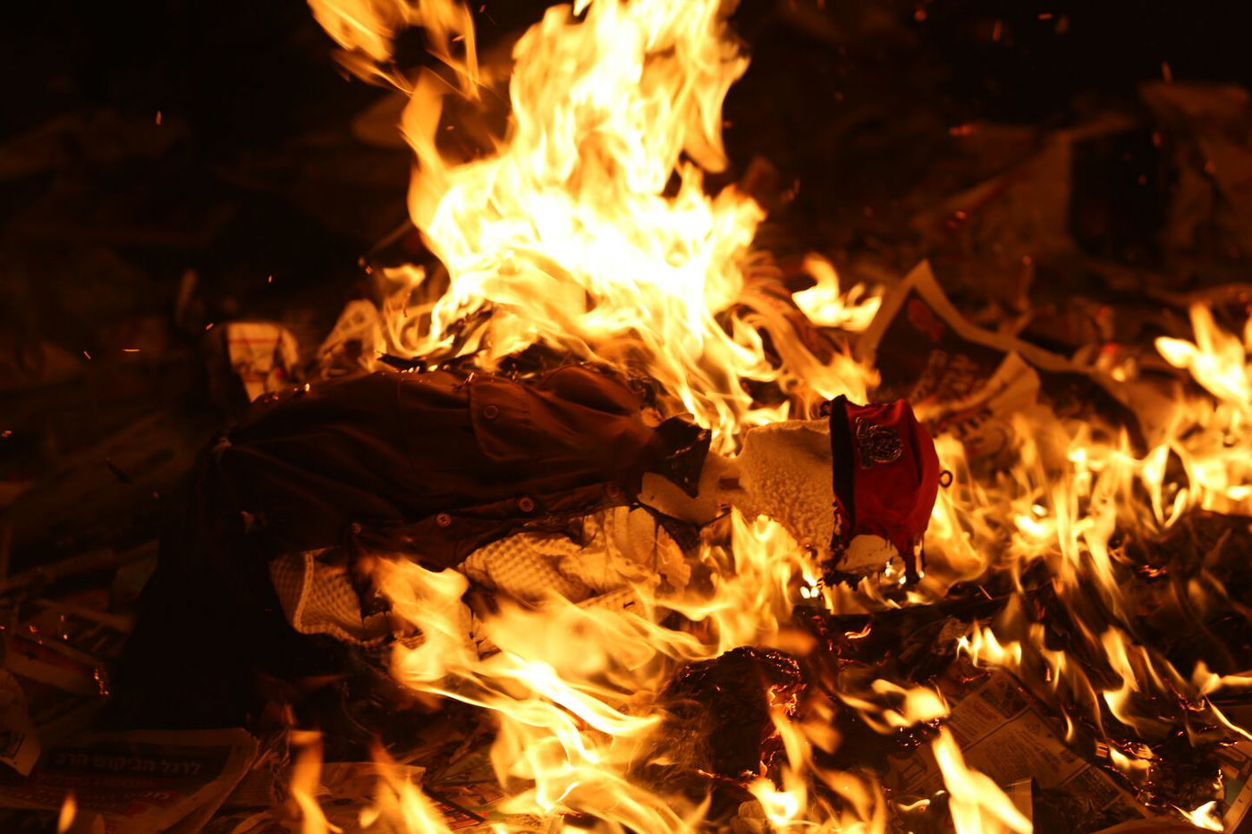 עשרות קיצונים חרדים העלו באש בובת חייל במאה שערים
