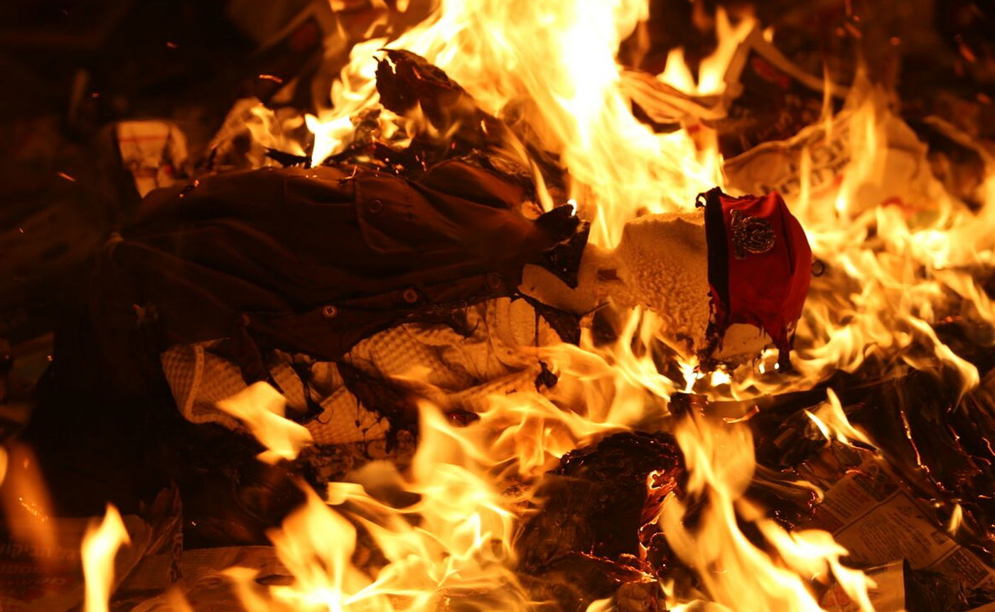 עשרות קיצונים חרדים העלו באש בובת חייל במאה שערים