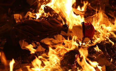 עשרות קיצונים חרדים העלו באש בובת חייל במאה שערים