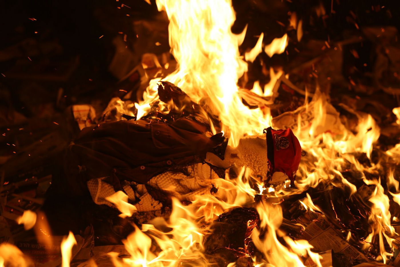 עשרות קיצונים חרדים העלו באש בובת חייל במאה שערים