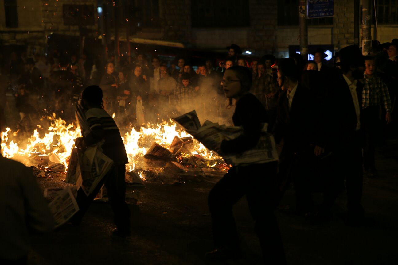 עשרות קיצונים חרדים העלו באש בובת חייל במאה שערים