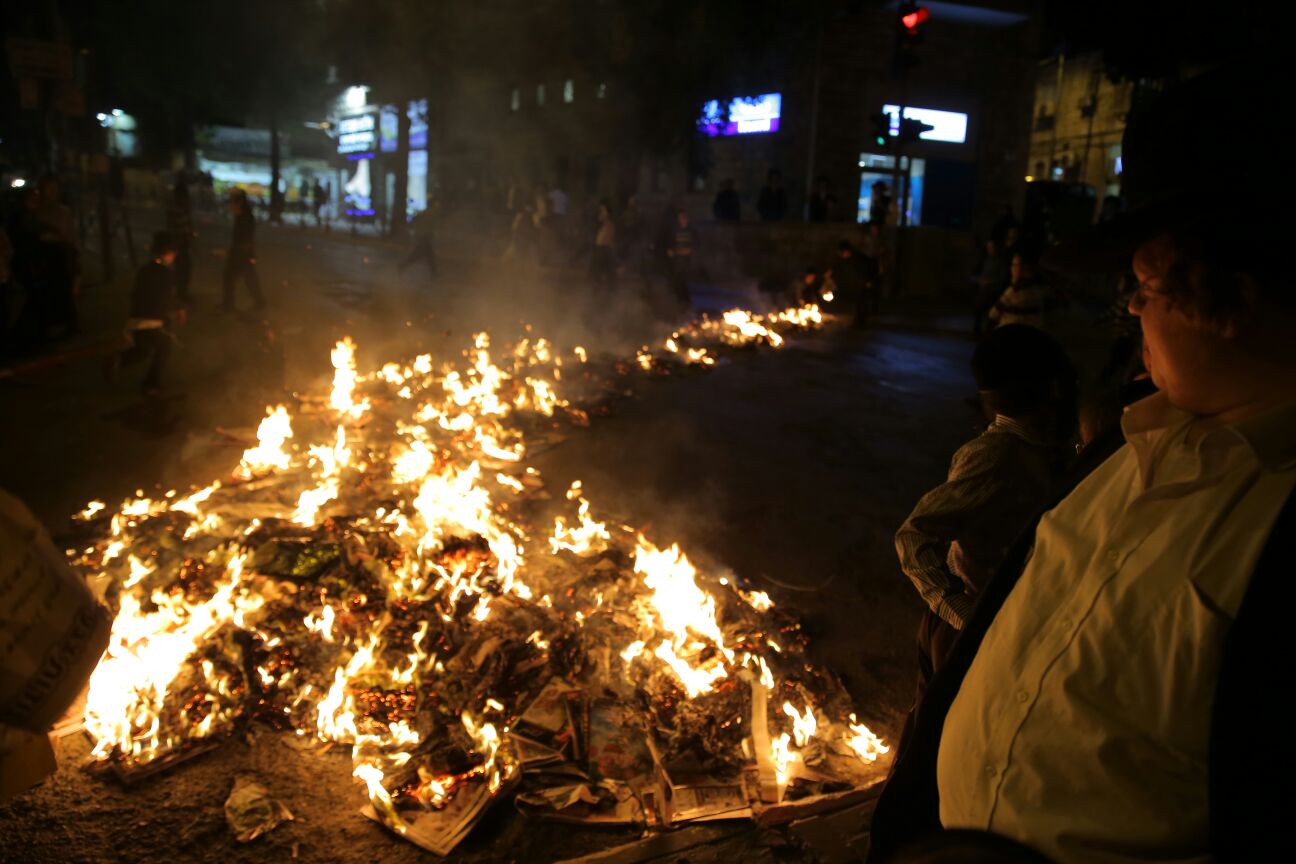 עשרות קיצונים חרדים העלו באש בובת חייל במאה שערים
