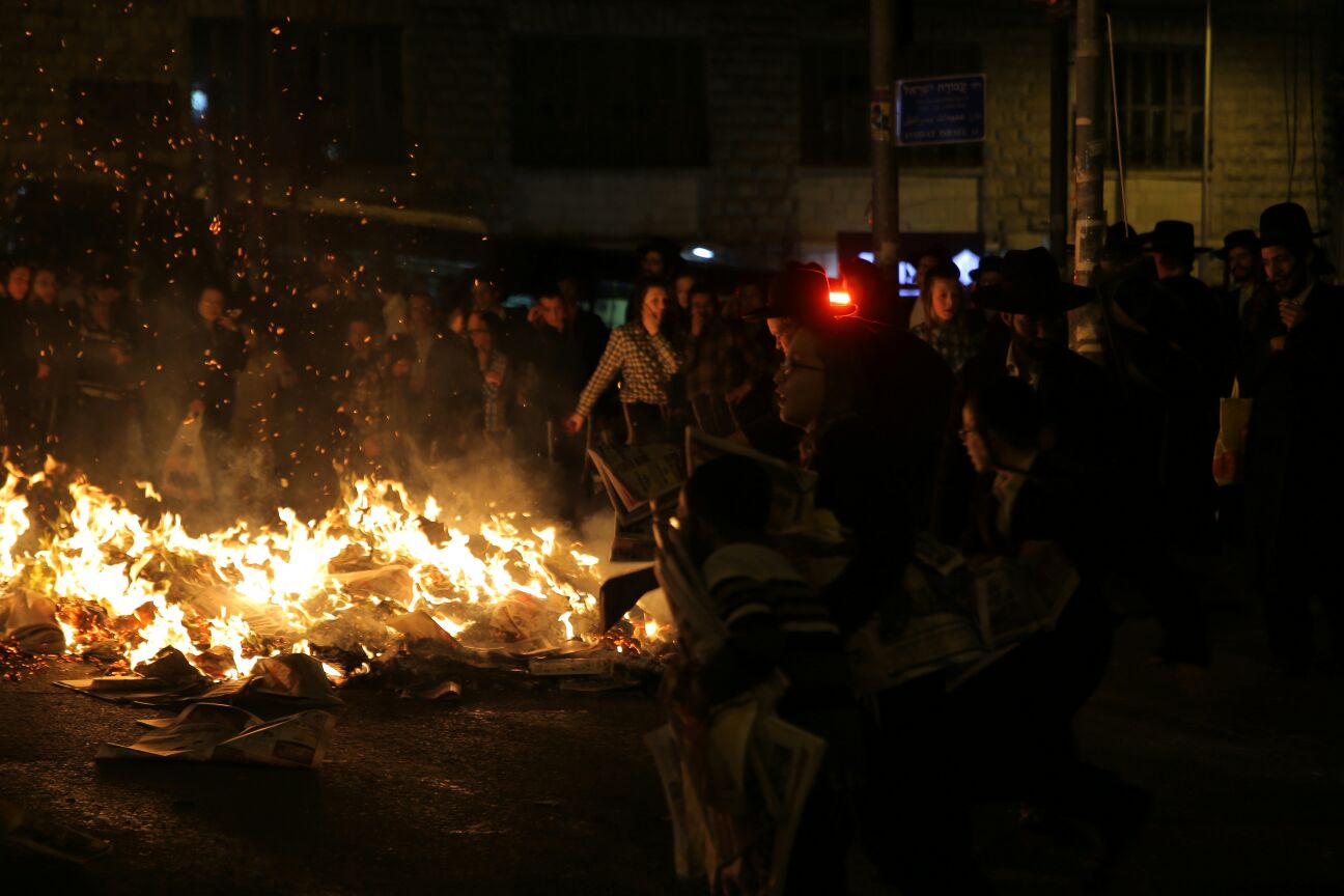 עשרות קיצונים חרדים העלו באש בובת חייל במאה שערים