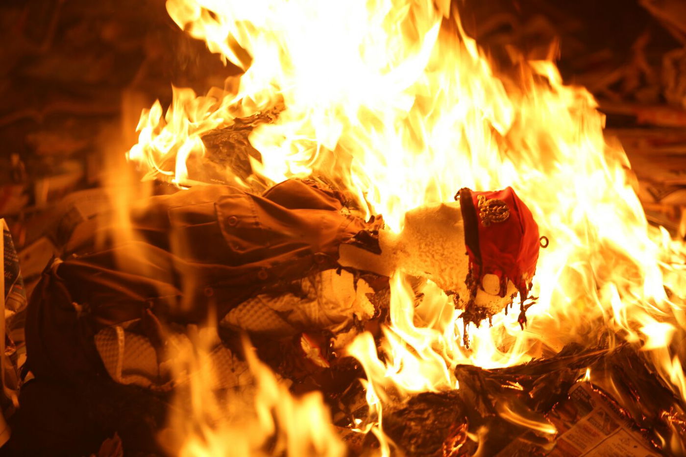 עשרות קיצונים חרדים העלו באש בובת חייל במאה שערים