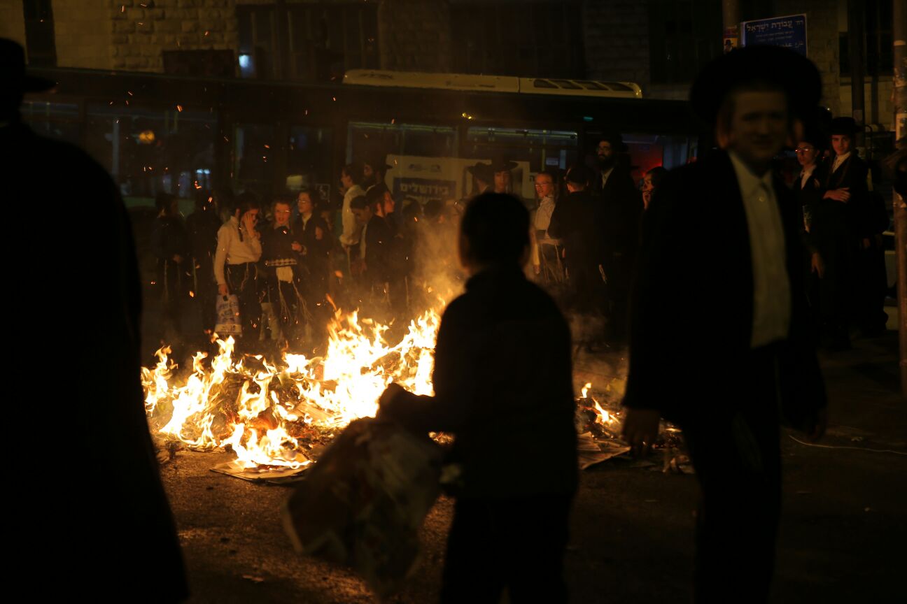 עשרות קיצונים חרדים העלו באש בובת חייל במאה שערים
