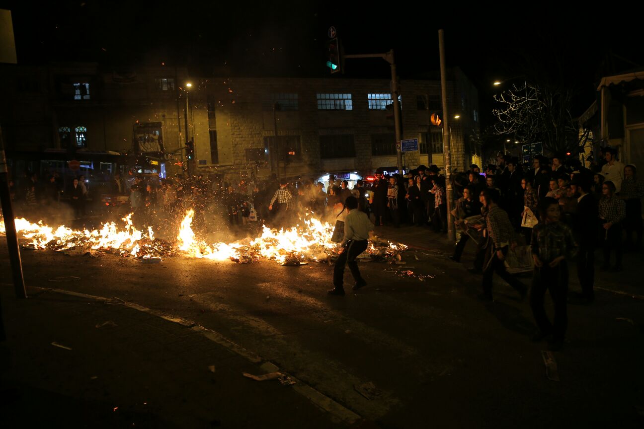 עשרות קיצונים חרדים העלו באש בובת חייל במאה שערים