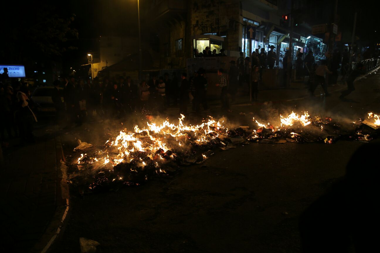 עשרות קיצונים חרדים העלו באש בובת חייל במאה שערים