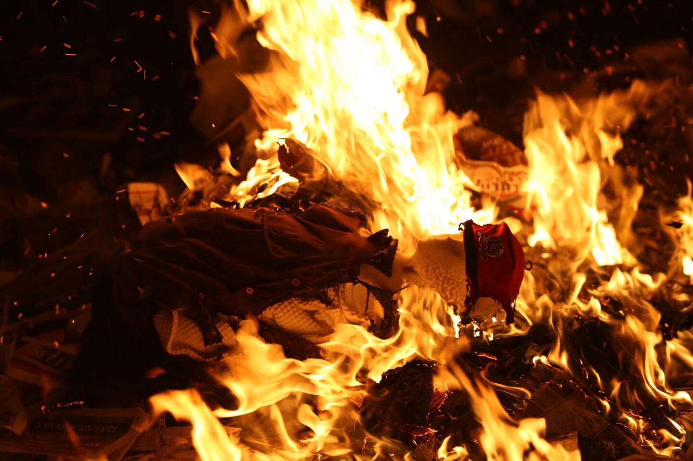 עשרות קיצונים חרדים העלו באש בובת חייל במאה שערים