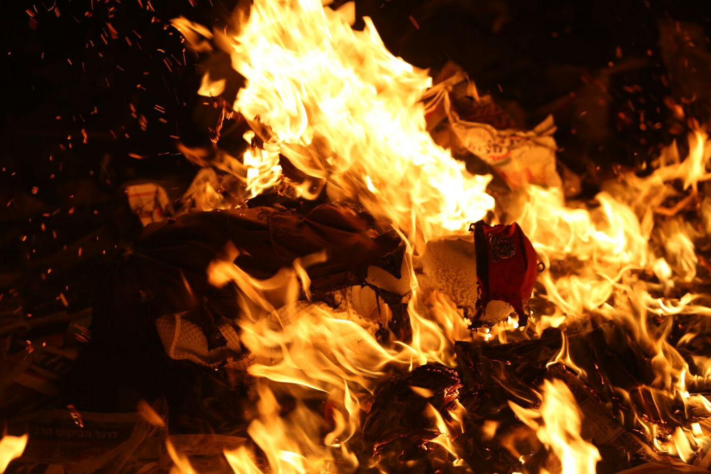 עשרות קיצונים חרדים העלו באש בובת חייל במאה שערים