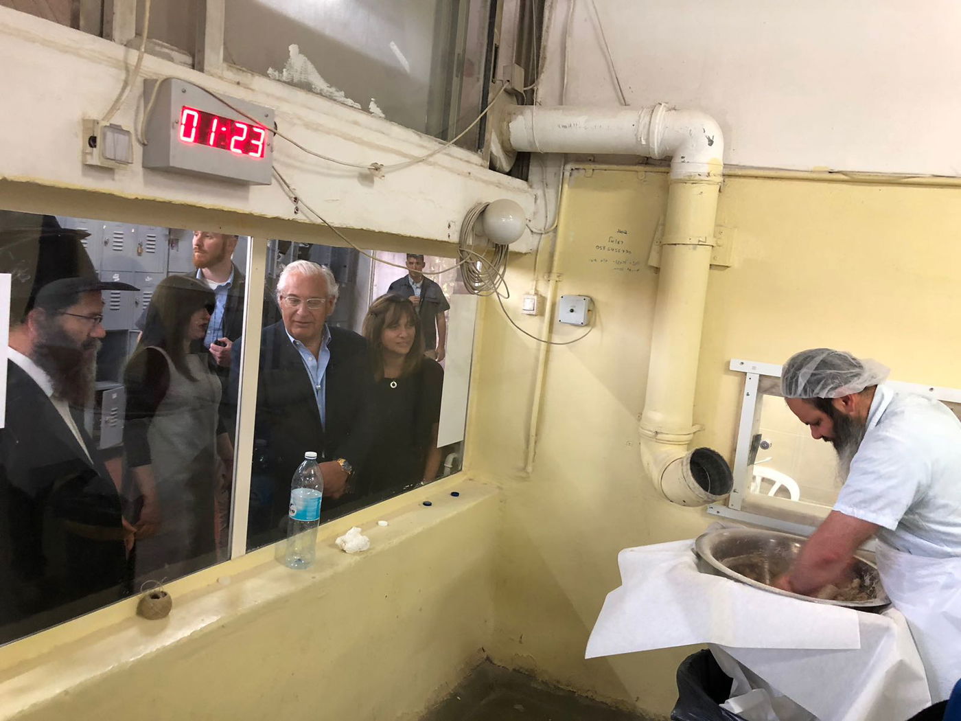 שגריר ארה"ב דייויד פרידמן אפה מצות בכפר החרדי • צפו