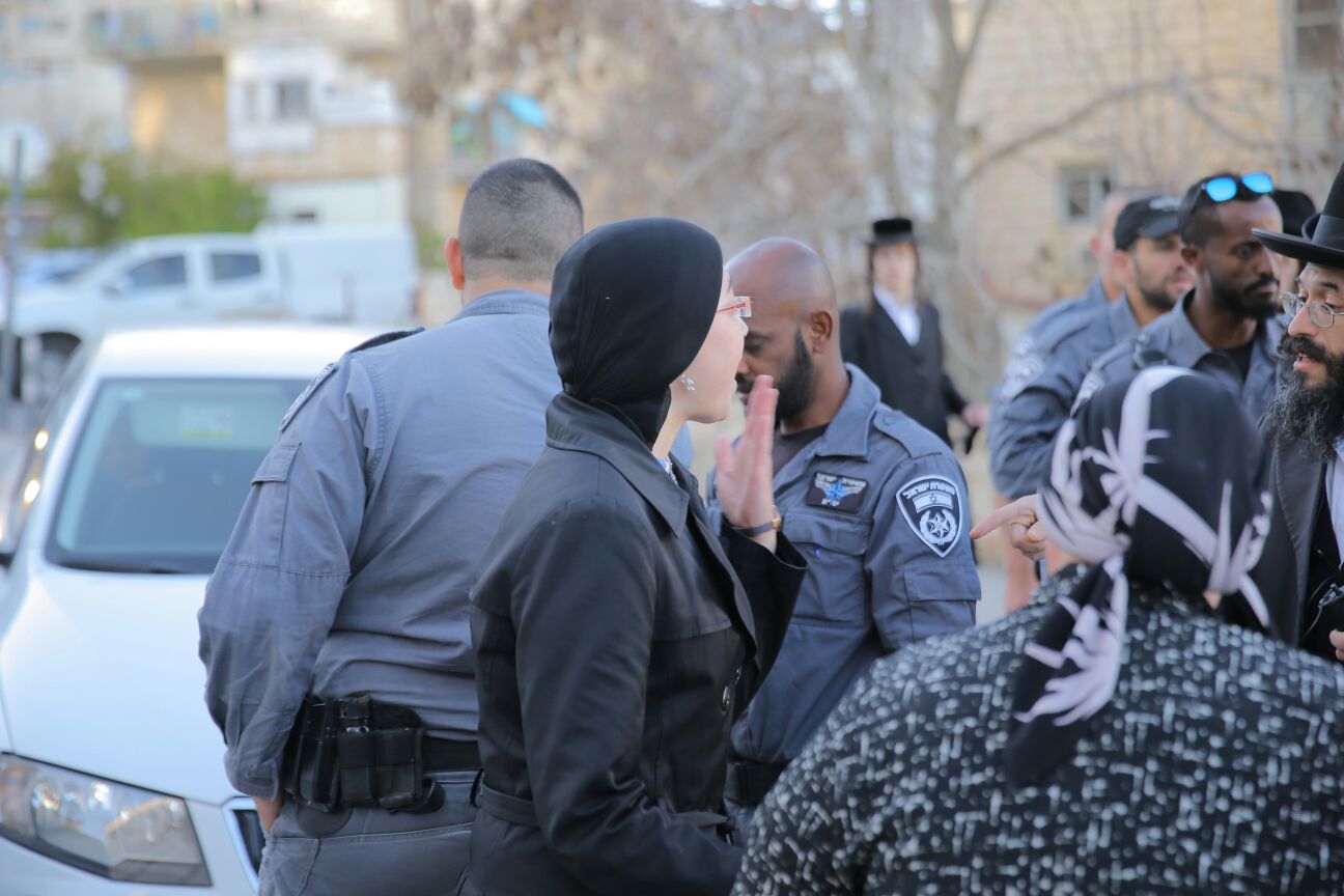 בהפגנת הקיצוניים נגד מוטי אלמוז: נשים חרדיות התעמתו עם שוטרים