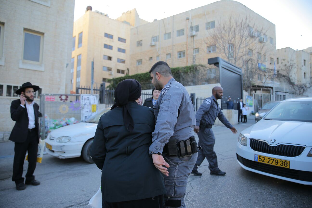 בהפגנת הקיצוניים נגד מוטי אלמוז: נשים חרדיות התעמתו עם שוטרים