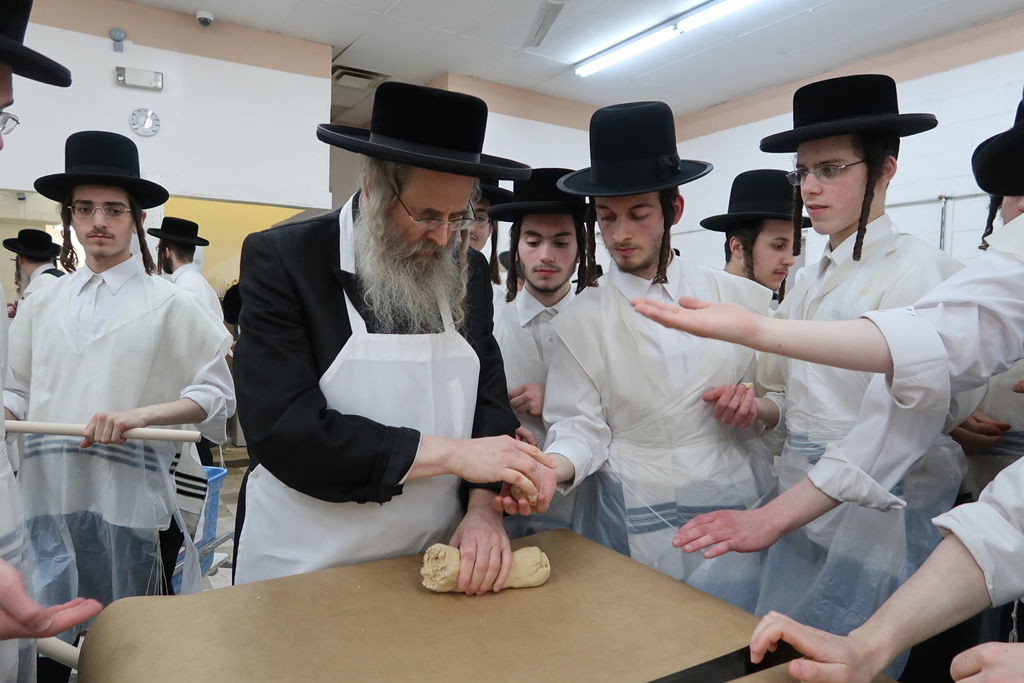 הרבי מסאטמר בטחינת חיטים ואפיית מצות • תיעוד