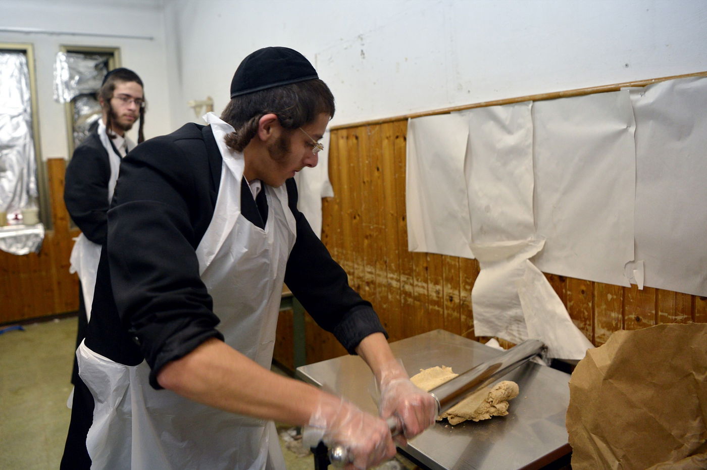 תיעוד מיוחד: החסידים מכינים מצות לפסח
