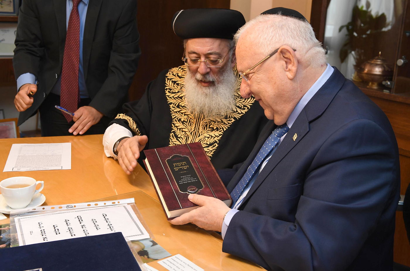 הנשיא ראובן ריבלין מכר את החמץ • תיעוד