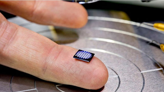 שבב שעליו 128 מחשבים מהסוג הזעיר שפותח