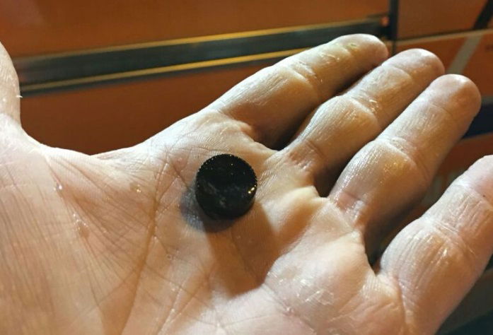 הכפתור לאחר שנחלץ מגרונה