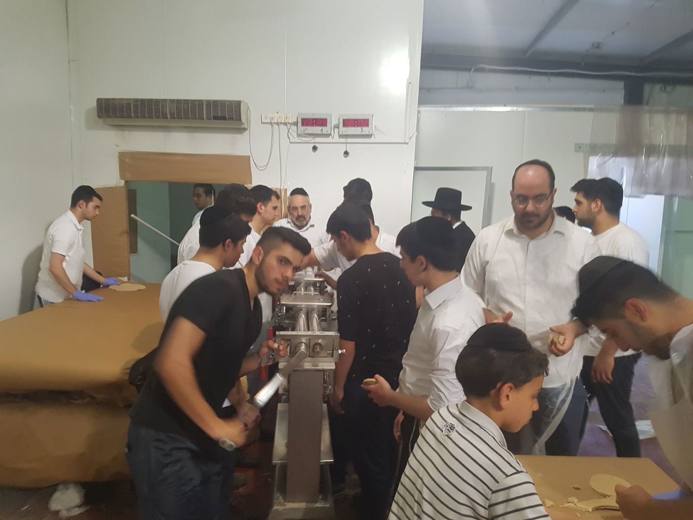 צפו: שירה וריקודים לכבוד הרב יעקב אמסלם