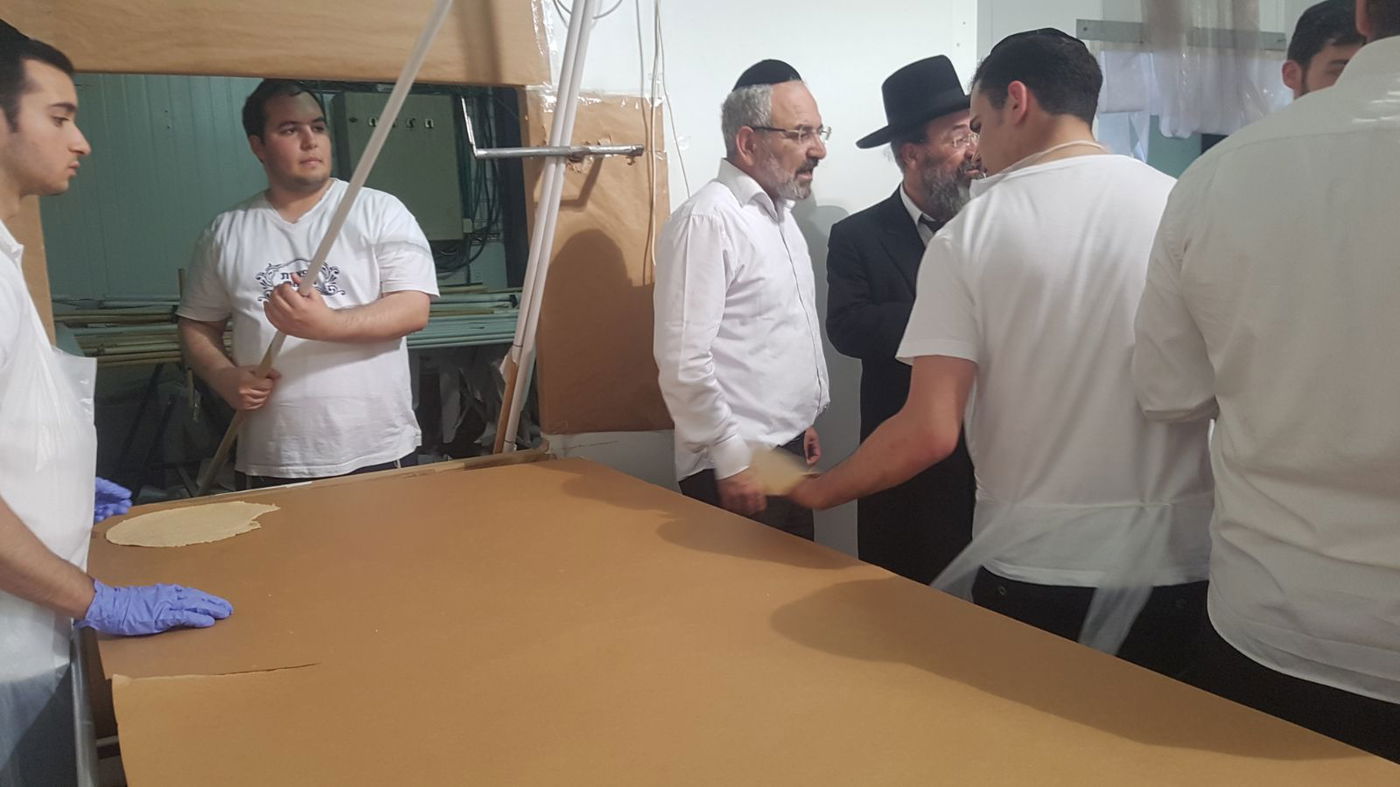 צפו: שירה וריקודים לכבוד הרב יעקב אמסלם