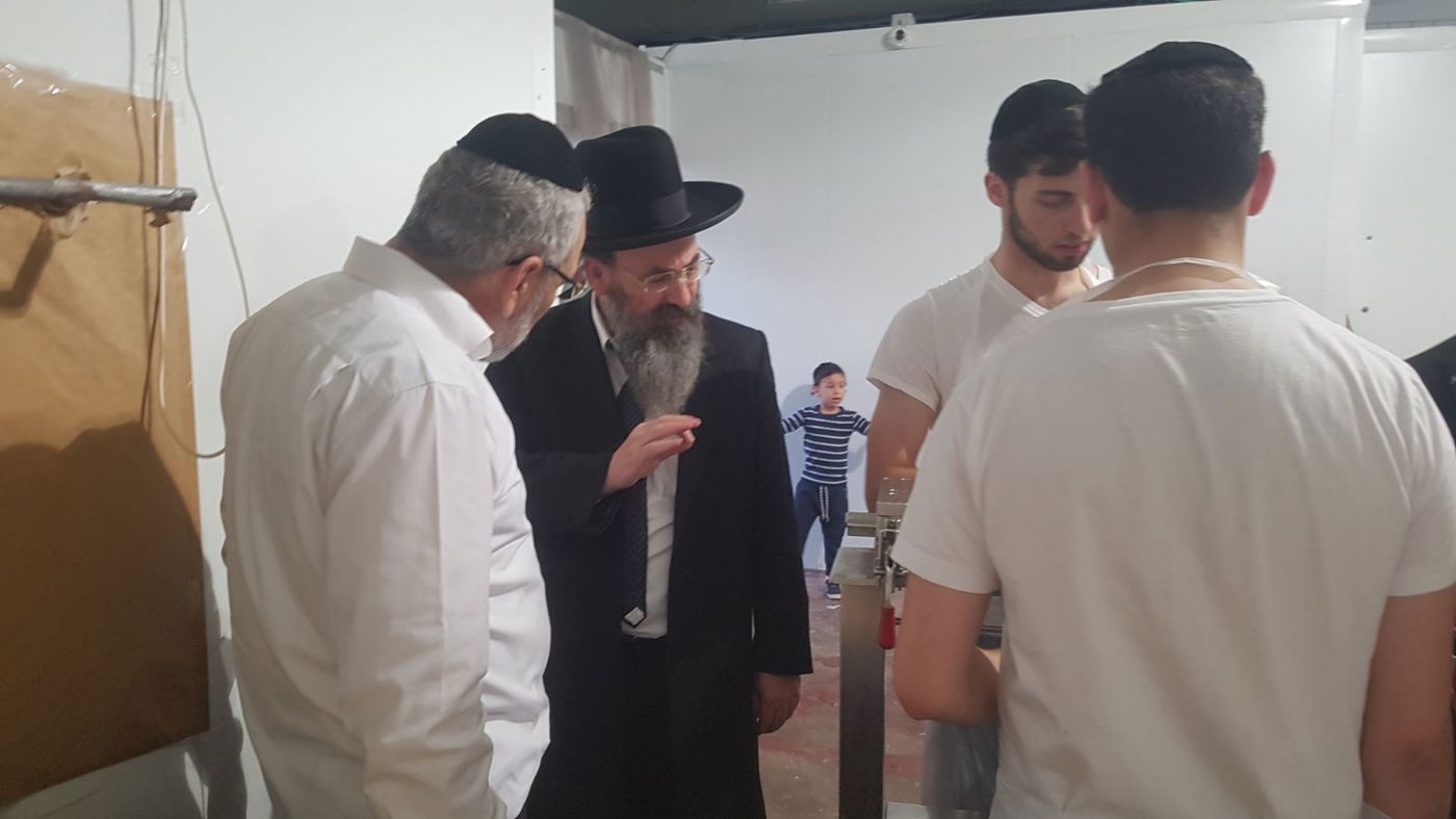 צפו: שירה וריקודים לכבוד הרב יעקב אמסלם