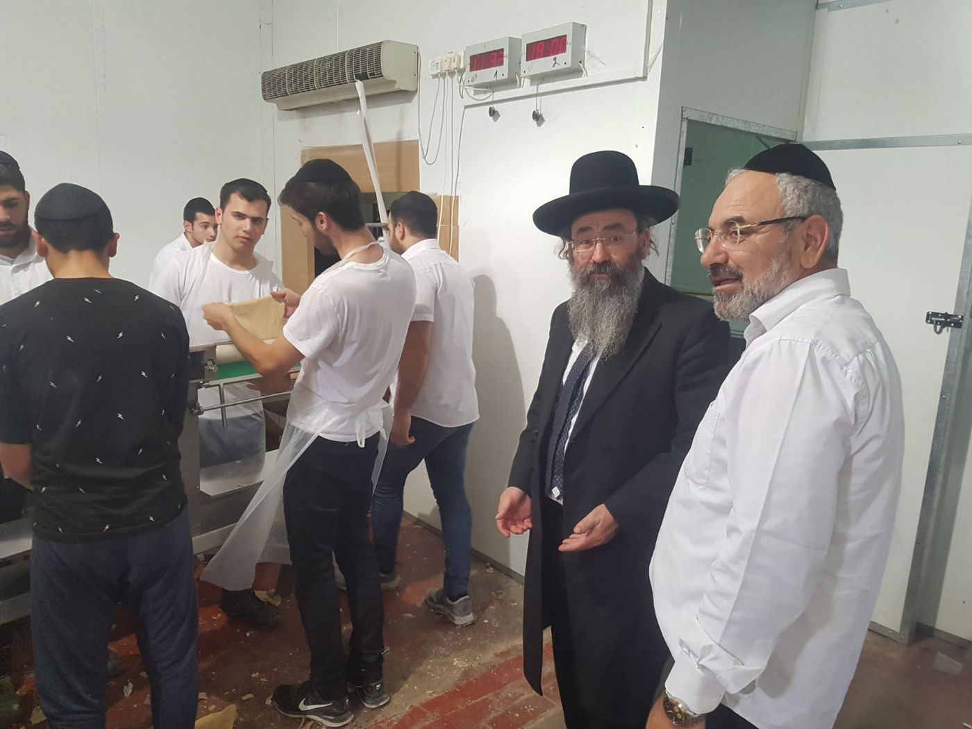 צפו: שירה וריקודים לכבוד הרב יעקב אמסלם