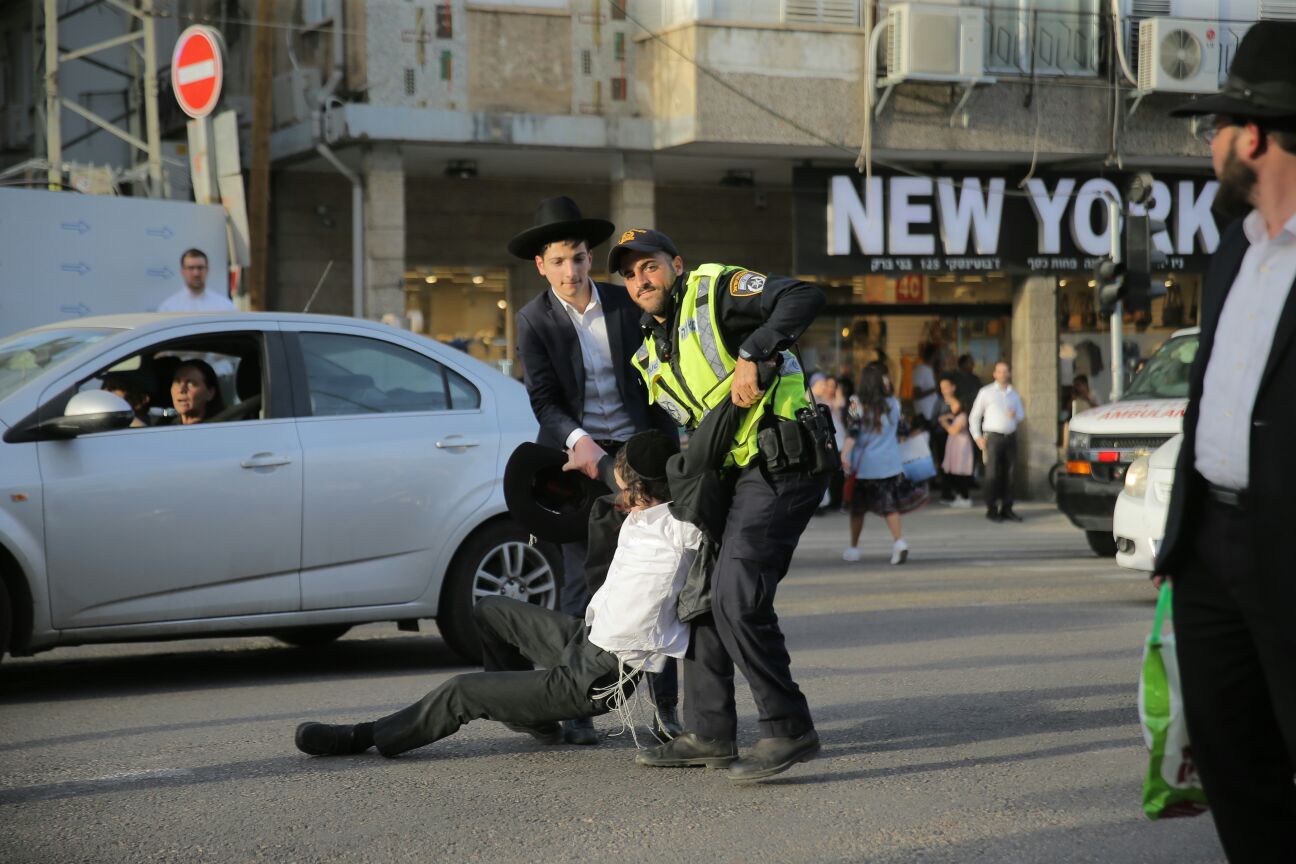 הפגנת 'הפלג' בבני ברק: עימותים עם שוטרים, 30 עצורים