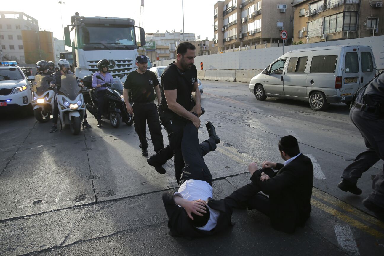 הפגנת 'הפלג' בבני ברק: עימותים עם שוטרים, 30 עצורים