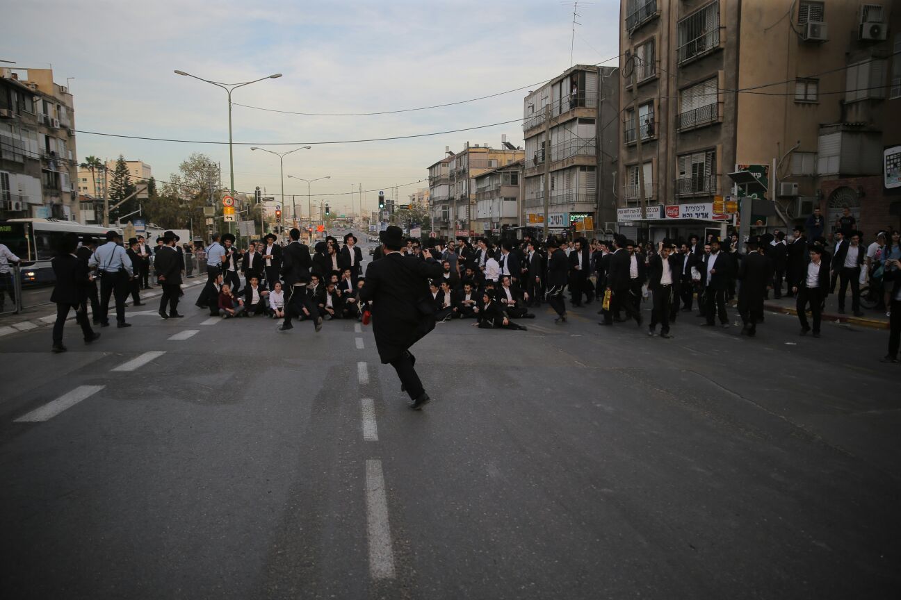 הפגנת 'הפלג' בבני ברק: עימותים עם שוטרים, 30 עצורים