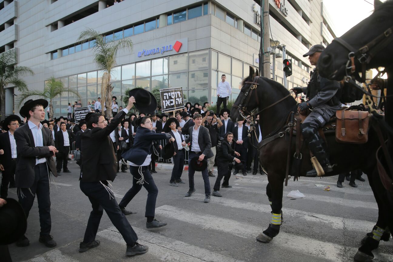הפגנת 'הפלג' בבני ברק: עימותים עם שוטרים, 30 עצורים