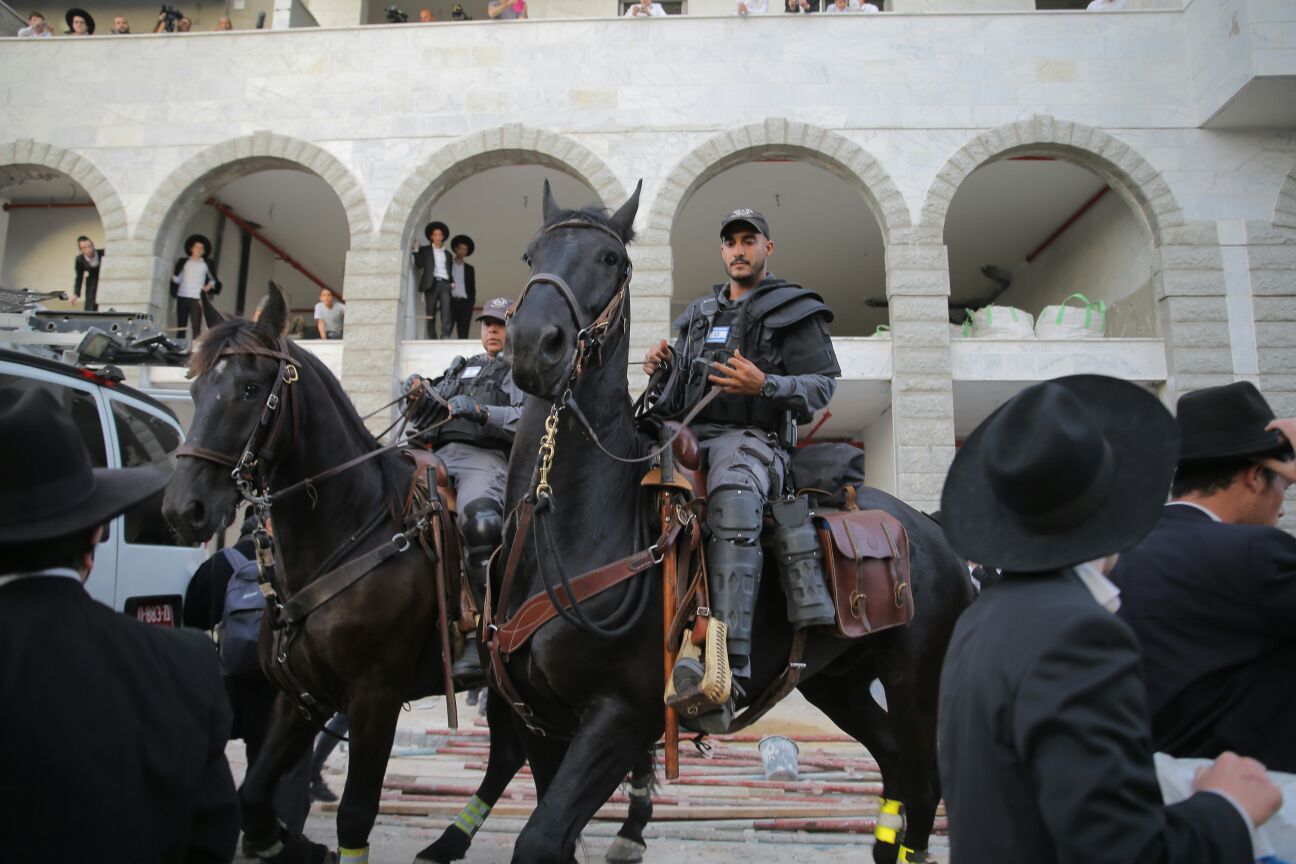 הפגנת 'הפלג' בבני ברק: עימותים עם שוטרים, 30 עצורים