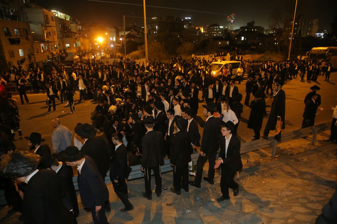 הפגנת 'הפלג' בבני ברק: עימותים עם שוטרים, 30 עצורים