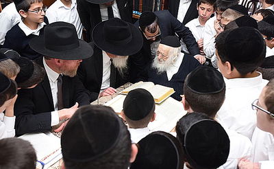 מרן הגר"ח בחן את הילדים ותשובותיהם הסבו לו קורת רוח