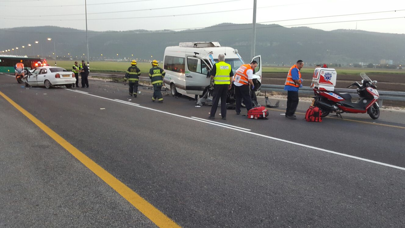 הורים ותשעת ילדיהם נפגעו בתאונת דרכים