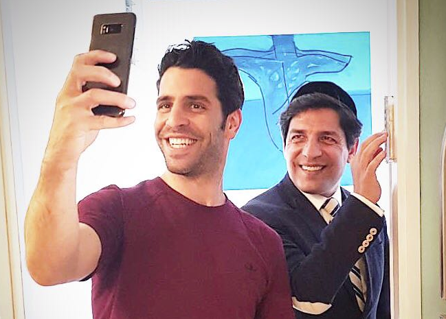 רב הסלבס בקביעת מזוזה בביתו של 'גדליה'. צפו