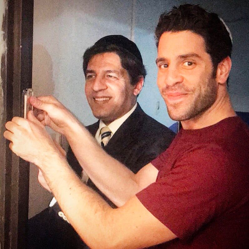 רב הסלבס בקביעת מזוזה בביתו של 'גדליה'. צפו