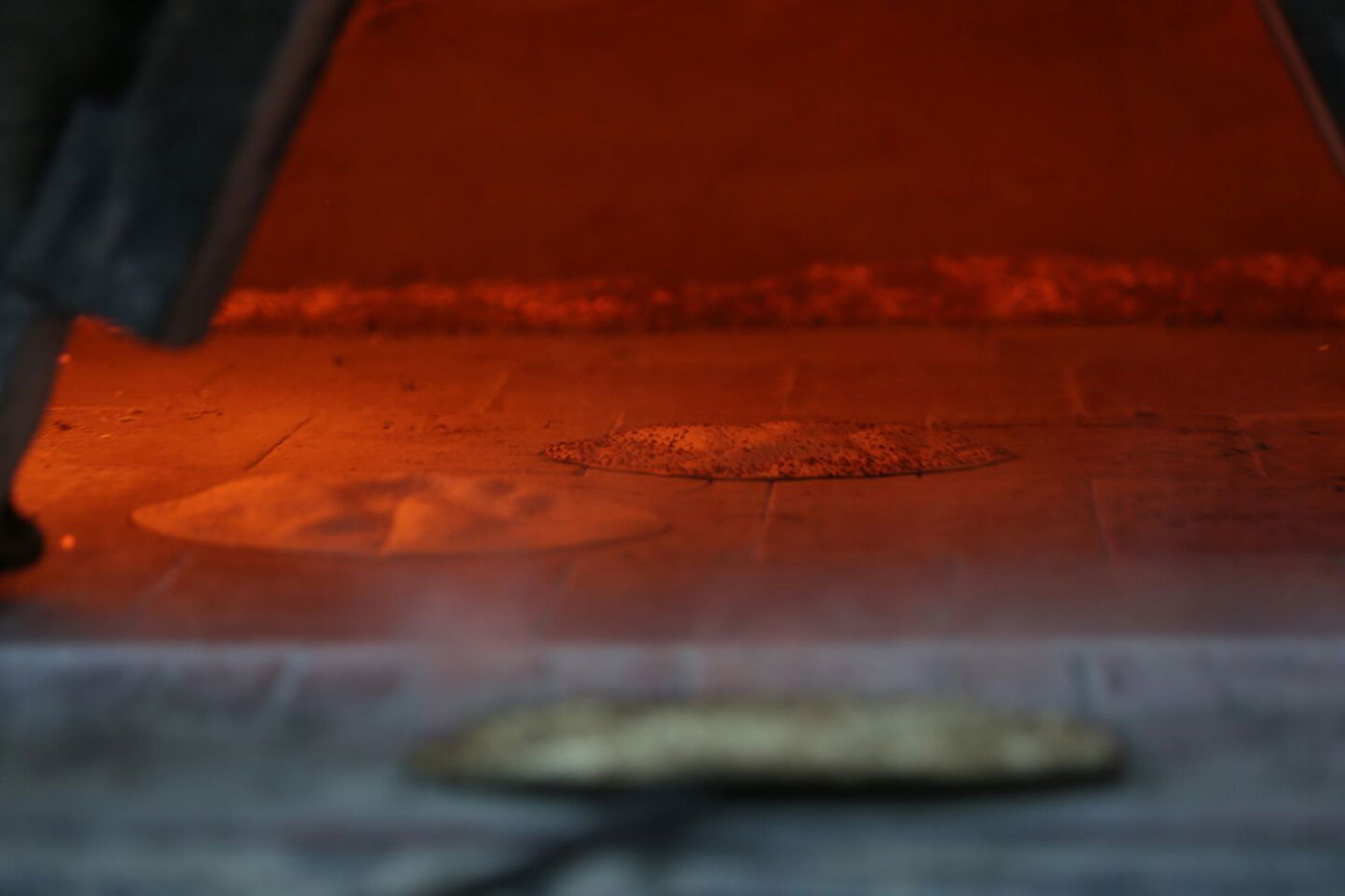 הגאון רבי עזריאל אוירבך אפה מצות במאה שערים • צפו